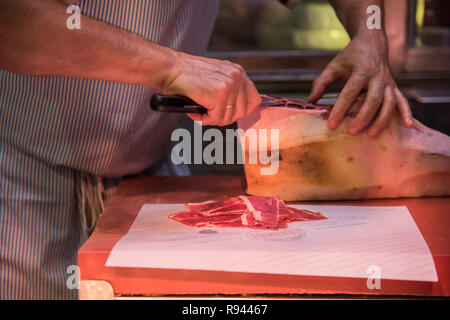 Couper la viande de boucherie Banque D'Images