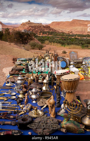 Maroc, Agadir, Ksar Aït-Ben-Haddou, Kasbah, blocage de souvenirs vendant des antiquités berbère Banque D'Images