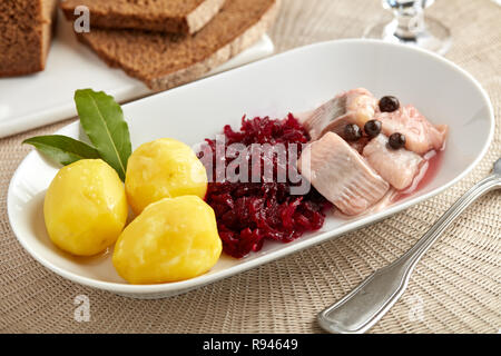 Hareng mariné avec des pommes de terre et salade de betteraves rouges Banque D'Images