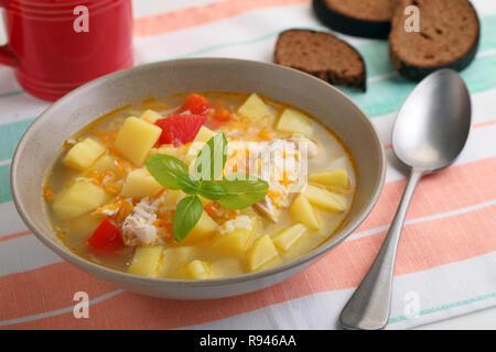 Soupe au poulet avec légumes et le pain de seigle sur une table rustique Banque D'Images