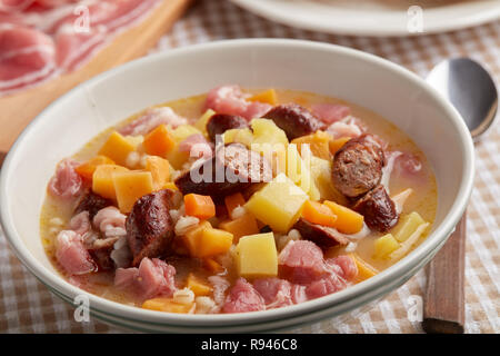 Un plat traditionnel irlandais Dublin dorloter avec les saucisses sur une table Banque D'Images