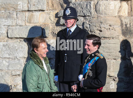 Olivia Colman, Josh O'Connor et Tobias Menzies film une scène pour l'art dramatique à Netflix Château de Caernarfon. La Reine présente le nouveau investi Prince de Galles à l'gallois de Queen Eleanor's Gate. Avec : Ben Daniels, Josh O'Connor, où : Caernafon, Royaume-Uni Quand : 18 novembre 2018 Source : WENN.com Banque D'Images