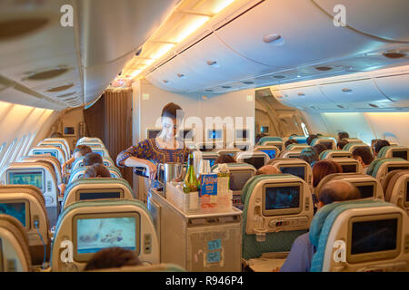 Singapour - 03 novembre, 2015 : servir de la nourriture et des boissons aux passagers à bord de Singapore Airlines Airbus A380 Banque D'Images