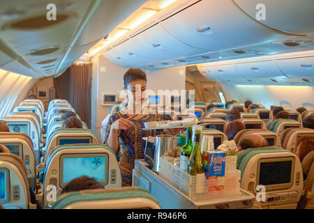 Singapour - 03 novembre, 2015 : servir de la nourriture et des boissons aux passagers à bord de Singapore Airlines Airbus A380 Banque D'Images