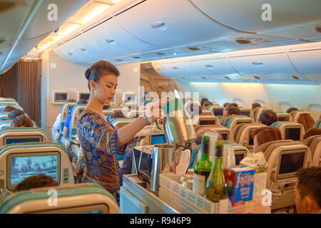 Singapour - 03 novembre, 2015 : servir de la nourriture et des boissons aux passagers à bord de Singapore Airlines Airbus A380 Banque D'Images