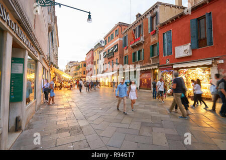 Venise, Italie - 14 septembre 2014 : paysage urbain de Venise le soir. Venise est une ville dans le nord-est de l'Italie situé sur un groupe de 118 petites îles se Banque D'Images