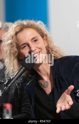 Lesung von Delphine de Vigan im Institut Francais de Koeln. | Lecture par Delphine de Vigan à l'Institut Français de Cologne. | [ © Guido Schief Banque D'Images