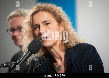 Lesung von Delphine de Vigan im Institut Francais de Koeln. | Lecture par Delphine de Vigan à l'Institut Français de Cologne. | [ © Guido Schief Banque D'Images