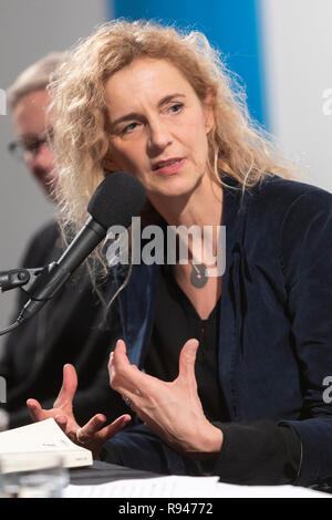 Lesung von Delphine de Vigan im Institut Francais de Koeln. | Lecture par Delphine de Vigan à l'Institut Français de Cologne. | [ © Guido Schief Banque D'Images