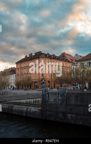 Ancien bâtiment résidentiel sur une rive du fleuve, Ljubljana, Slovénie Banque D'Images