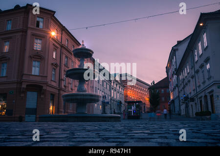 Vieille ville fontaine à la brunante, Ljubljana, Slovénie Banque D'Images