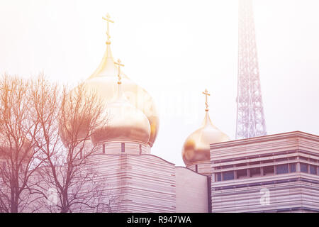 Les dômes dorés de la cathédrale Holy Trinity et de la Tour Eiffel sur l'arrière-plan dans la journée d'hiver brumeux, Paris, France Banque D'Images