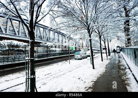 Boulevard de la Villette et la ligne de métro à proximité de la place Stalingrad avec bataille de neige record pour Paris Banque D'Images