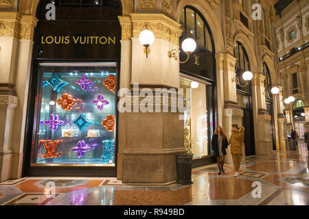 MILAN, ITALIE - circa 2017, novembre : Louis Vuitton magasin à la galerie Vittorio Emanuele II dans la nuit Banque D'Images