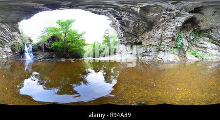 Vue panoramique à 360° de L'eau inférieure Hanging Rock Falls II