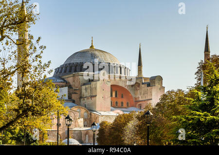 Façade de la basilique Sainte-Sophie et sa coupole contre le ciel bleu, Istanbul, Turquie, le 9 octobre 2013 Banque D'Images