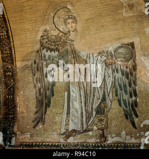 L'Archange Gabriel dans l'abside de la basilique Sainte-Sophie habillé en plumes, la tenue d'un orb, Istanbul, Turquie, le 8 octobre 2013 Banque D'Images