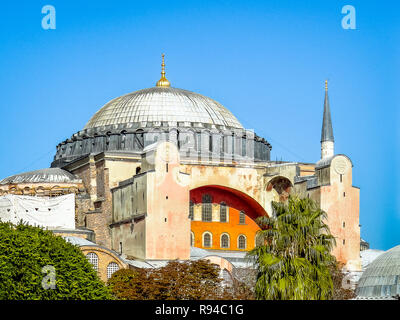 Façade de la basilique Sainte-Sophie et sa coupole contre le ciel bleu, Istanbul, Turquie, le 9 octobre 2013 Banque D'Images