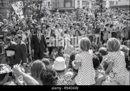 Sydney, Australie, le 13 mars 1977 : des foules de gens de tous âges et des barricades de ligne courbe et applaudir à l'arrivée de la reine Elizabeth II et le prince Philip à Sydney Square près de la Mairie. Le couple royal a assisté à une réception officielle avec le maire de la ville, et plus tard un port Leo à la proximité de la cathédrale de St Andrews. Sa Majesté et le Prince ont été visite de Sydney ainsi que de nombreuses autres parties de l'Australie au cours du mois de mars dans le cadre de leur tournée mondiale Jubilé d'argent. Crédit photo Stephen Dwyer (17 ans) Banque D'Images