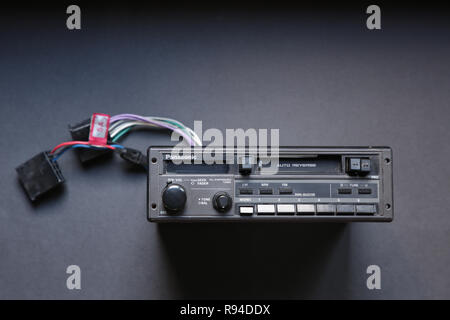 Vintage Panasonic CQ-825FNV autoradio et lecteur de cassette. Banque D'Images