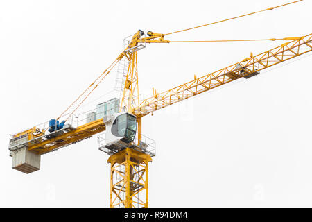 Grue a tour contre le ciel blanc Banque D'Images