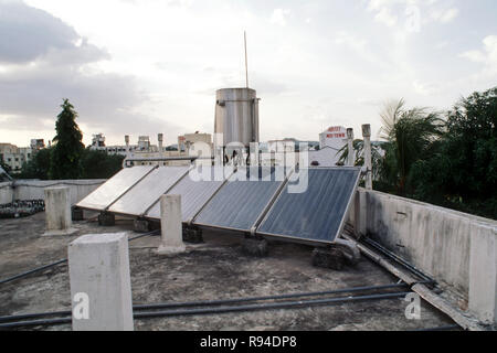 Chauffe-eau solaire sur la terrasse de la maison, bombay, mumbai, maharashtra, inde, asie Banque D'Images