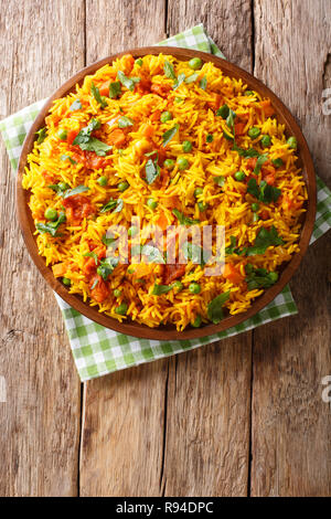 La nourriture indienne Pulao Tawa riz avec légumes et épices gros plan sur une assiette. Haut Vertical Vue de dessus Banque D'Images