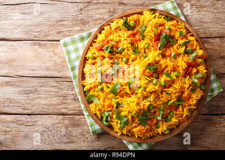 La nourriture indienne Pulao Tawa riz avec légumes et épices gros plan sur une plaque horizontale. haut Vue de dessus Banque D'Images