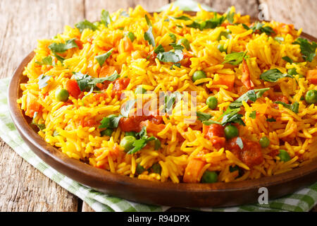 Le riz indien végétarien avec légumes close-up sur une plaque sur la table horizontale, style rustique. Banque D'Images