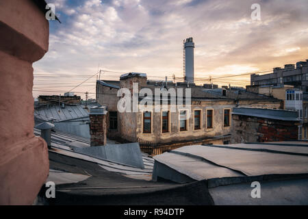 Vue sur les toits des maisons anciennes à Saint-Pétersbourg au coucher du soleil. Banque D'Images