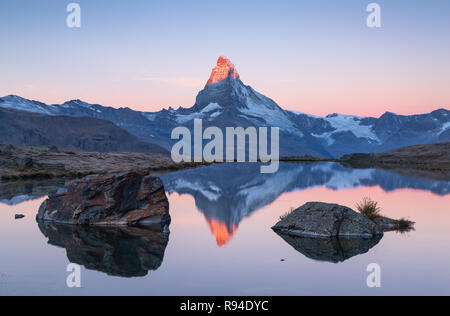 Le mondialement célèbre Matterhorn reflétée dans le Stellisee au cours de l'aube. Zermatt, Suisse. Banque D'Images