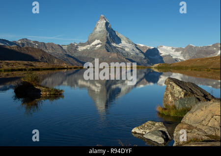 Le Cervin reflète dans le Stellisee au cours d'un matin d'été. Zermatt, Suisse. Banque D'Images