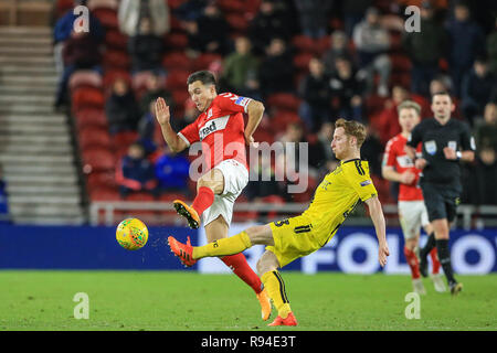 Au 18 décembre 2018, Stade Riverside, Middlesbrough, Angleterre ; Carabao EFL Cup, quart-de-finale, Middlesbrough contre Burton Albion : Stephen Quinn (23) de Burton Albion efface la balle comme Stewart Downing (19) de Middlesbrough vole dans avec un défi Crédit : Mark Cosgrove/News Images images Ligue de football anglais sont soumis à licence DataCo Banque D'Images