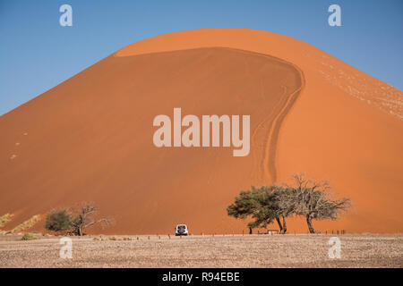 Peu de monde sur les dunes de sable rouge Banque D'Images