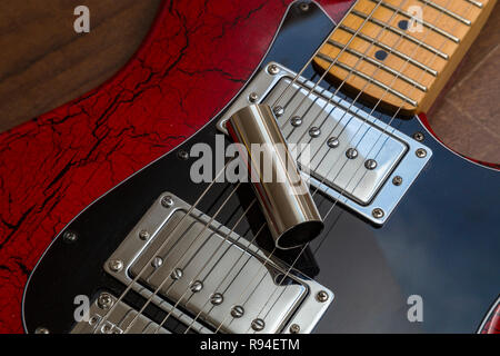 Slide guitar - guitare électrique à une diapositive en acier reposant sur les cordes. Banque D'Images