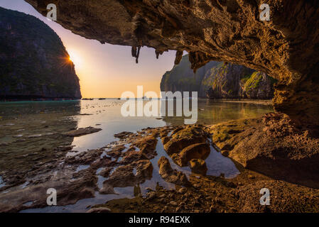 Coucher du soleil à la Maya Beach sur Koh Phi Phi Island en Thailande Banque D'Images
