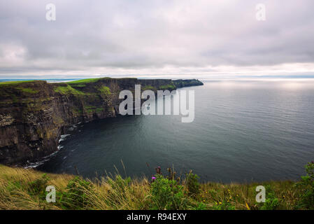 Vue panoramique sur la pittoresque des falaises de Moher en Irlande Banque D'Images