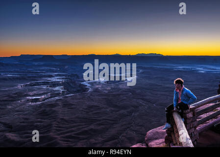 Garçon à la Green River oublier dans Canyonlands National Park Banque D'Images