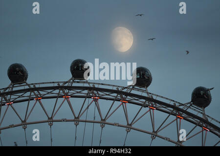 La lune au-dessus de la Coca Cola London Eye au centre de Londres. Banque D'Images