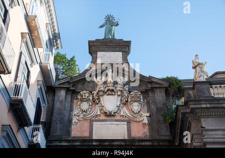 Naples, Italie - le 16 décembre 2018:façade extérieure de Porta Alba dans Dante's square Banque D'Images