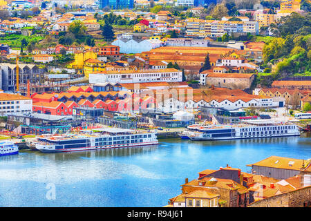 Porto, Portugal - 1 Avril, 2018 : vieille ville vue aérienne avec leurs vignobles, rivière Douro et bateaux Banque D'Images