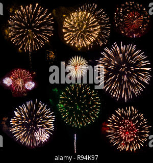 Série de 9 couleurs d'artifice qui explosent, isolé sur fond noir. Fleurs de feu lumineux d'artifice de diverses couleurs et formes dans la nuit s Banque D'Images