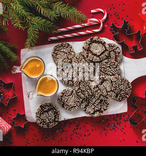 Les cookies au chocolat de Noël avec le sésame et le Nouvel An décorations de fête sur la table et deux tasses de café expresso Banque D'Images