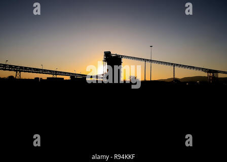 Silhouette d'un silo d'exploitation minière et des courroies de transport sur une mine de platine Banque D'Images