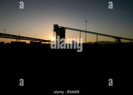 Silhouette d'un silo d'exploitation minière et des courroies de transport sur une mine de platine Banque D'Images