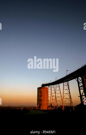 Silhouette d'un silo d'exploitation minière et des courroies de transport sur une mine de platine Banque D'Images