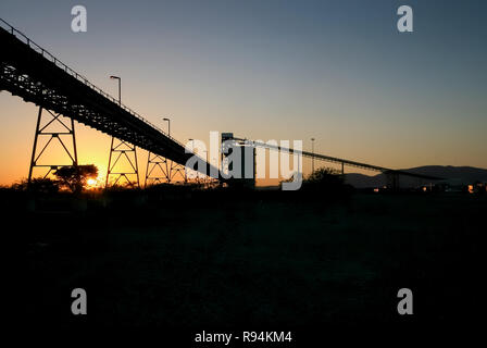 Silhouette d'un silo d'exploitation minière et des courroies de transport sur une mine de platine Banque D'Images