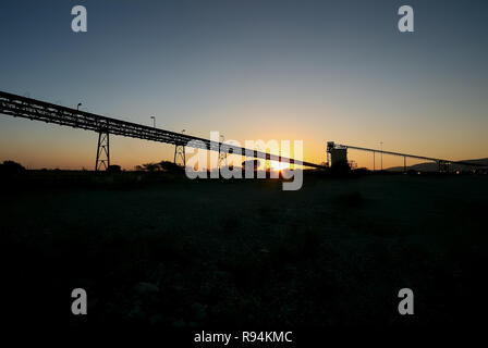 Silhouette d'un silo d'exploitation minière et des courroies de transport sur une mine de platine Banque D'Images