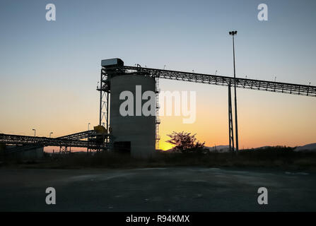 Silhouette d'un silo d'exploitation minière et des courroies de transport sur une mine de platine Banque D'Images