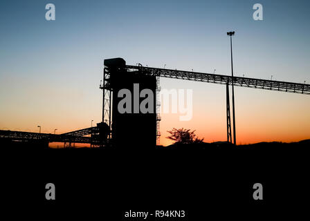 Silhouette d'un silo d'exploitation minière et des courroies de transport sur une mine de platine Banque D'Images